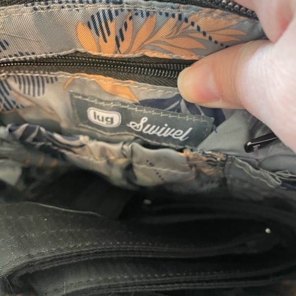 NWOT! Lug Swivel Convertible Crossbody Bag with a Classic Heart Pouch Included! - Picture 11 of 12